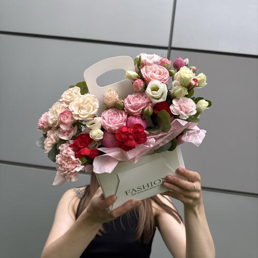 Композиция « Счастье в сумочке 🌸🎀» из кустовых роз и диантусов💐