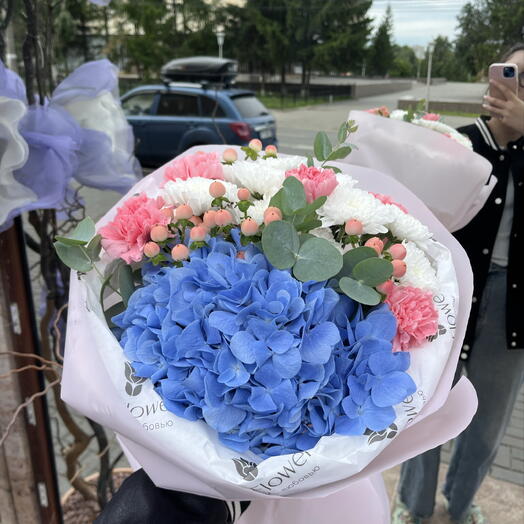 Букет с синей гортензией, хризантемой, диантусами и гиперикумом