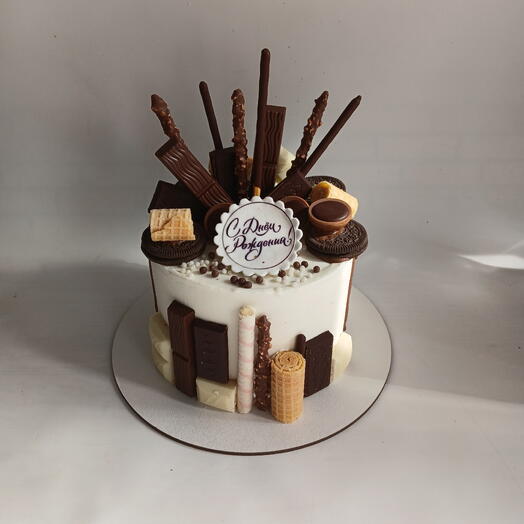 Pastel de Snickers con chocolate "feliz cumpleaños"