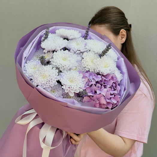Яркий букет гортензия, хризантемы и лаванда