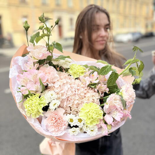 Персиковый букет с гортензией, эустомой и сантини + подарок от Vivienne Sabo - румяна MACARON