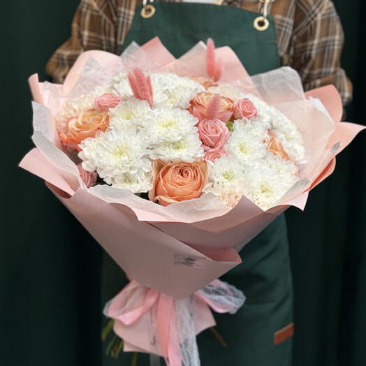 Букет из хризантем, розы кахала, кустовой розы и диантусов