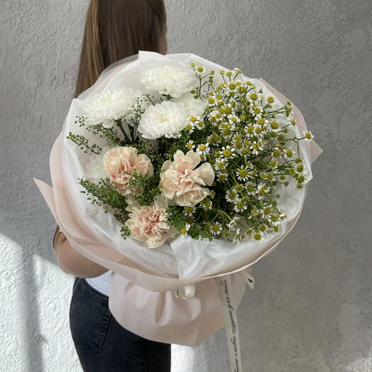Букет из диантуса, полевой ромашки, кустовой хризантемы и Грин бэлла 🧚🏻♀️