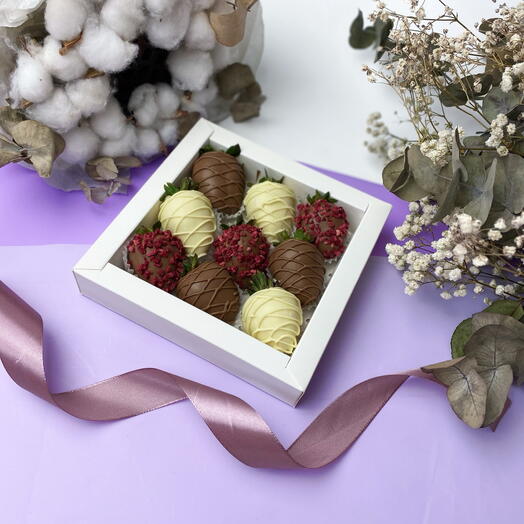 Клубника в белом и молочном шоколаде с малиной 9