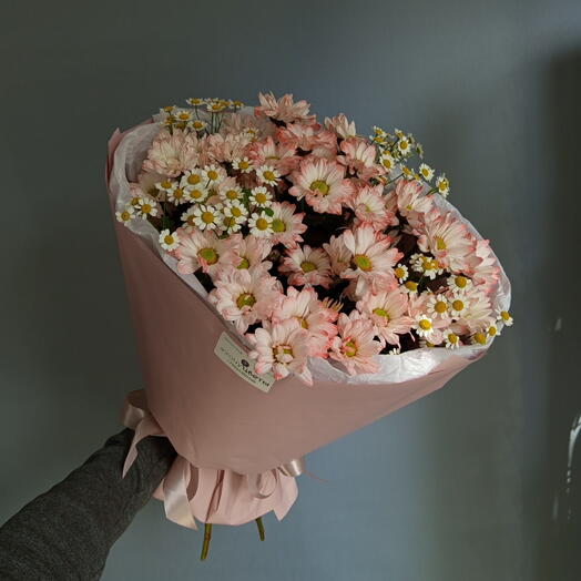 Букет из розовых хризантем и матрикария