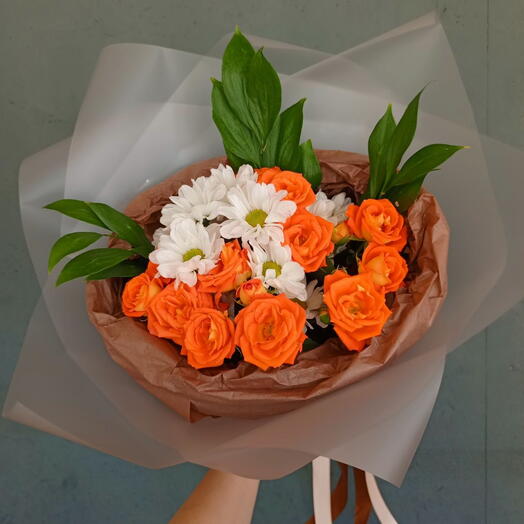 🧡 Букет из оранжевых кустовых роз и белых хризантем