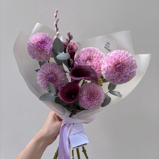 Букет с черничными каллами, георгинами, эвкалиптом и вербой от XOFLOWERS