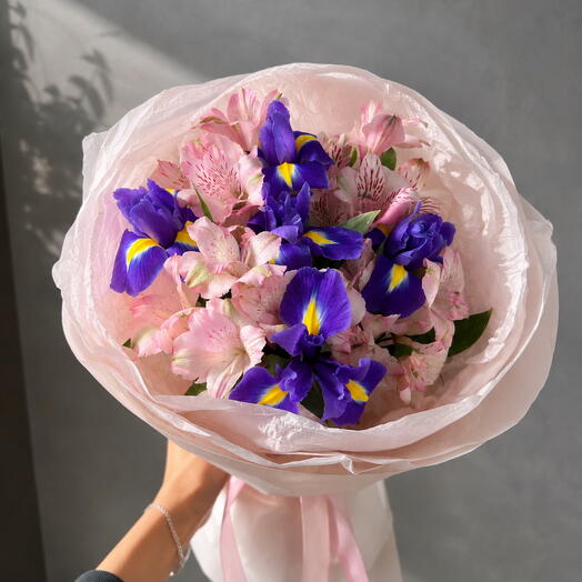 Нежный букет с ирисами и альстромерией 🌸
