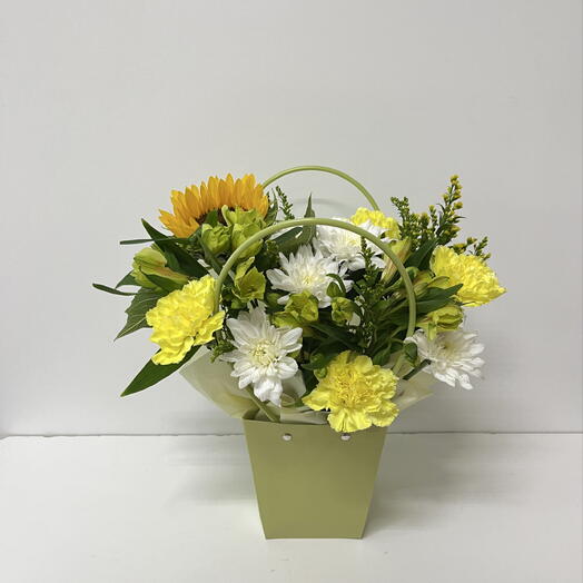 Композиция с подсолнухом, хризантемой и альстромерией 🌼