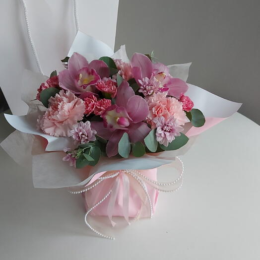 Нежная композиция на оазисе с орхидеями, диантусами и кустовой хризантемой