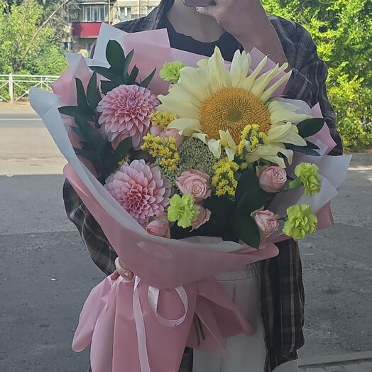 Яркий с подсолнухом