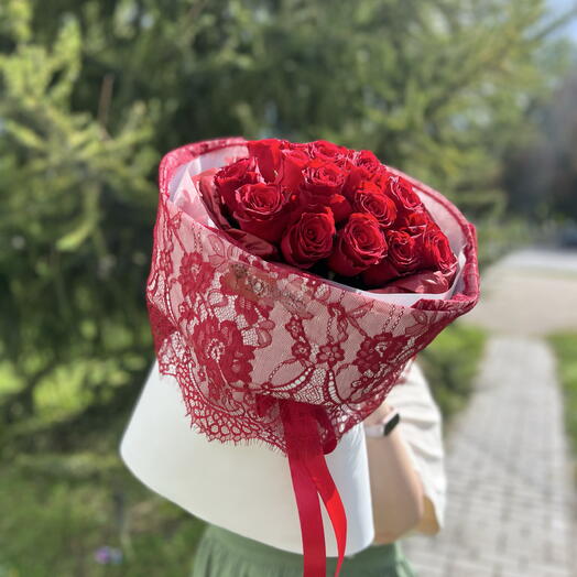 Букет 19 красных роз в кружеве
