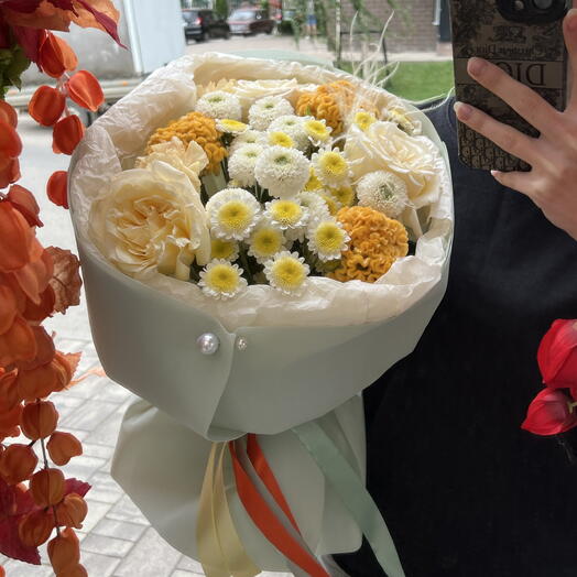 Букет с одноголовыми розами,хризантемой и целозией в нежной упаковке 🤍🌼