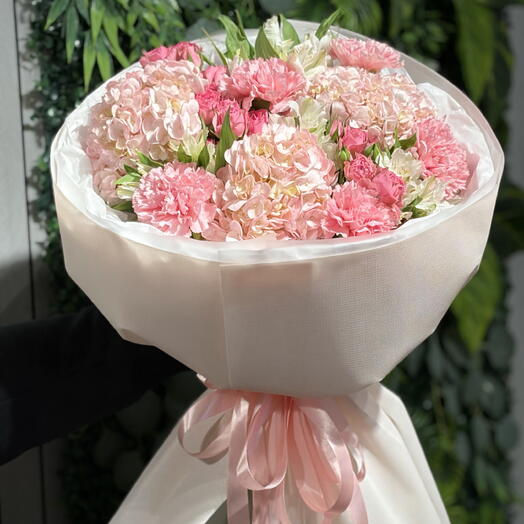Букет с гортензией, кустовыми розами и альстромерией🌸