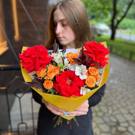 Букет из роз и альстромерий