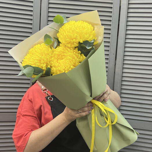 Жёлтые хризантемы с эвкалиптом💛