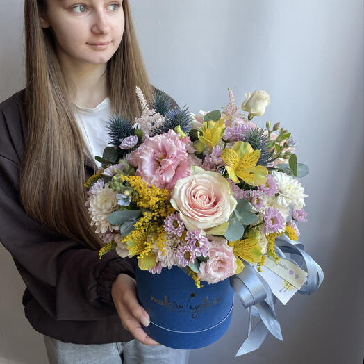 Композиция с розами в шляпной коробке