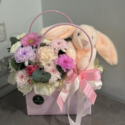 Милая композиция с цветами и игрушкой 🩷🐰