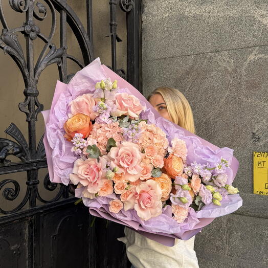 Авторский букет «Коктейль с персиком» с французскими розами, эустомой и маттиолой в сиреневой гамме