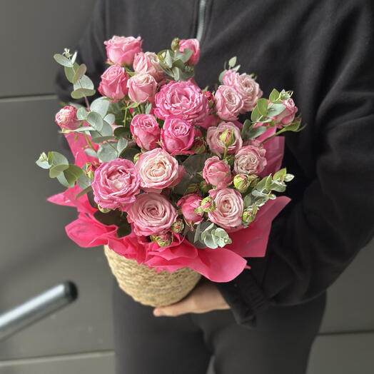 Корзинка с кустовыми розами