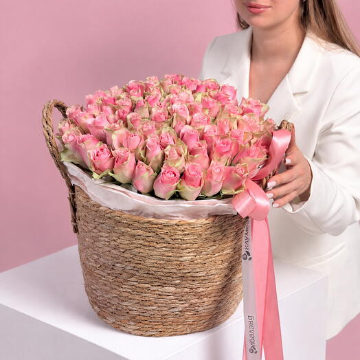 Корзина с розовыми розами