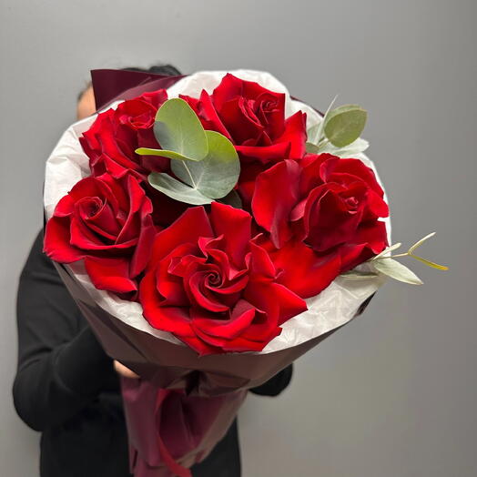 Букет из красных роз с эвкалиптом в стильном оформлении 🌹