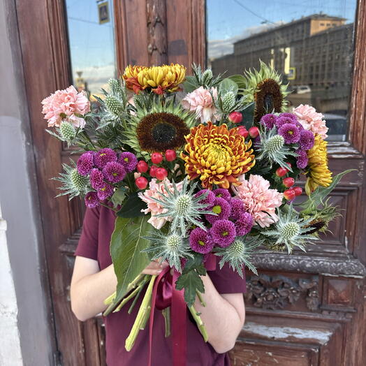 Яркий осенний букет с подсолнухом, эрингиумом и хризантемой 💜