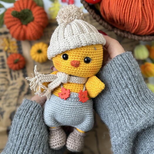 Вязанная игрушка цыпленок