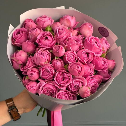 Монобукет из 15 пионовидных, кустовых роз