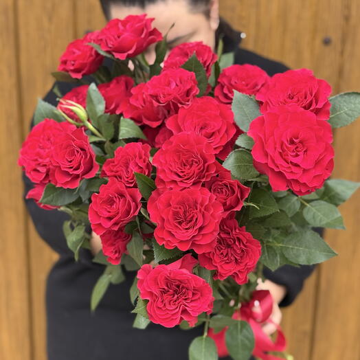 Кустовые розы алые с огромными бутонами ♥️