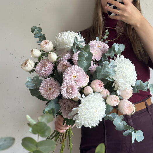 Букет с пионовидными розами, хризантемами, махровой Астрой и эвкалиптом 🌸🌿