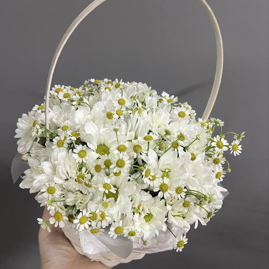 Корзинка с ромашками