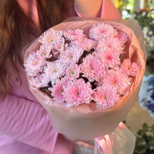 Лаконичный и нежный букет из свежих хризантем