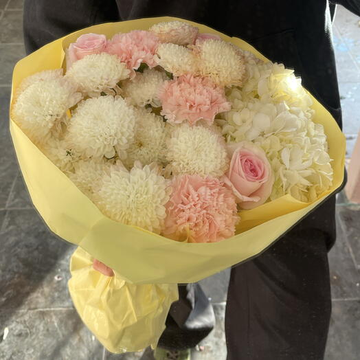 Букет с розами и гортензией💛