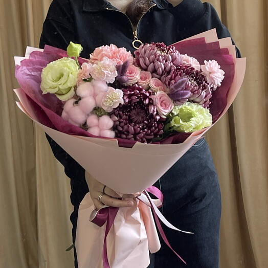 Букет с хризантемой Бигуди, диантусами и эустомой💕