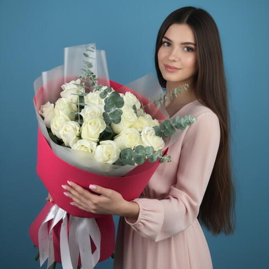 19 белоснежных роз с эвкалиптом