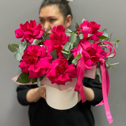 7 малиновых французских роз с эвкалиптом в шляпной коробке 💞