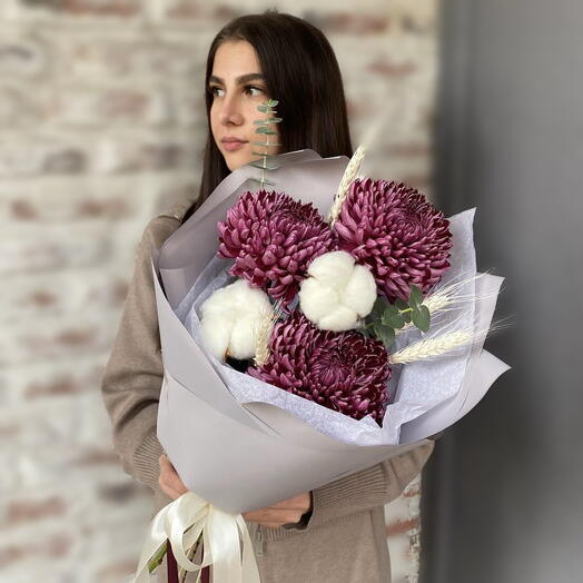 Букет из сезонных хризантем бигуди, хлопка, эвкалипта «Осенний Шарм»
