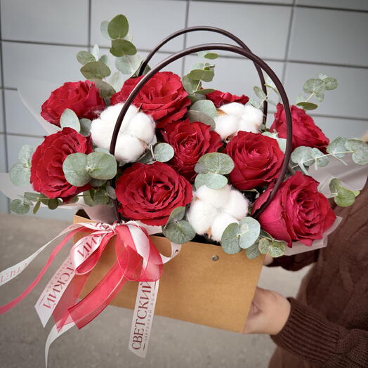 Красные розы с эвкалиптом в крафтовой сумочке ♥️