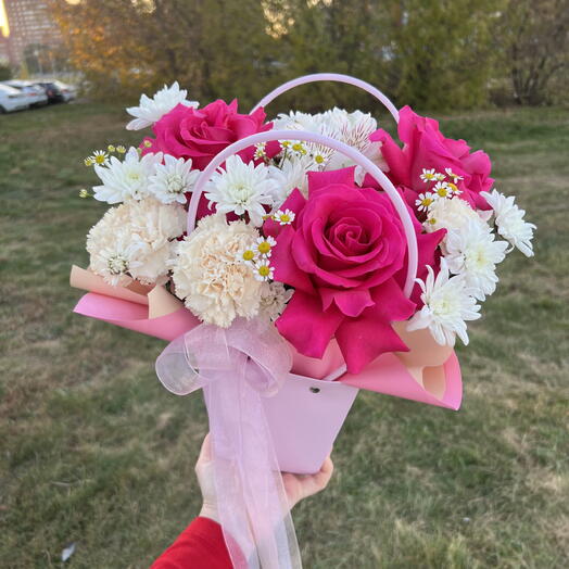 Композиция с яркими розами 🌸
