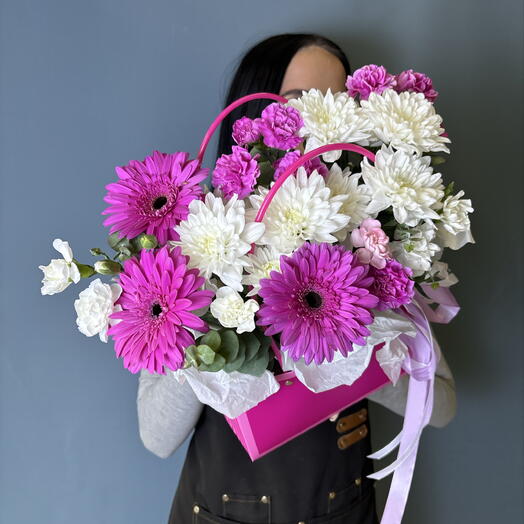 Яркая композиция с герберами, хризантемой и диантусами🌸🩷