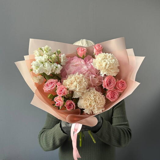 Букет с гортензией, нежными кустовыми розами и диантусами 🌸