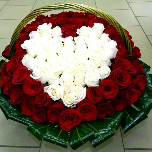 Cesta de corazón de 101 rosas