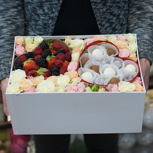 Caja de flores, bayas y coefets "Fórmula de amor"