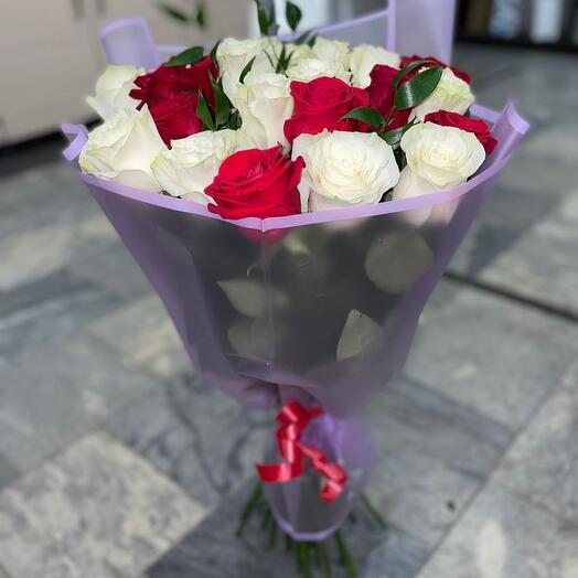 Bouquet of 25 red and white roses 70 cm