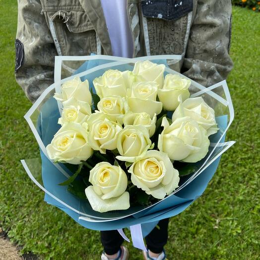 15 white roses