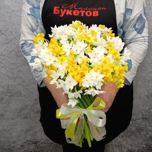 Букет из кустовых нарциссов