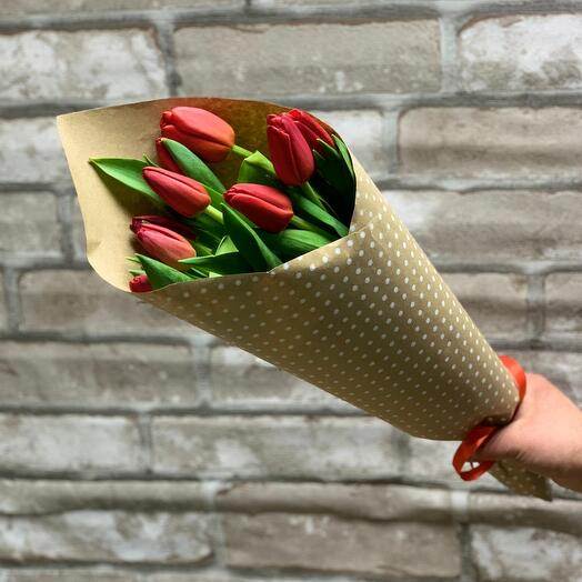 Bouquet of 9 red tulips