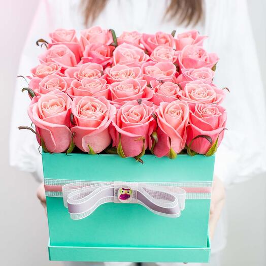 Caja cuadrada con rosas Rosadas "Karina"