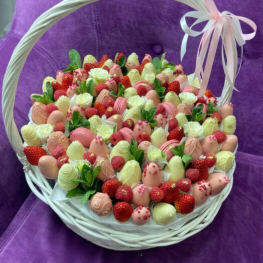 Canasta de fresas cubiertas de chocolate